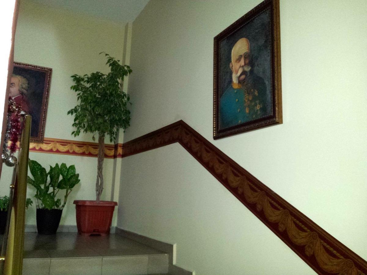 Hotel Triumph Nova Zagora Esterno foto