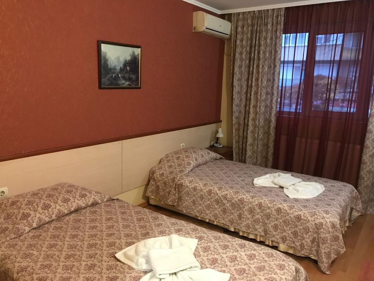 Hotel Triumph Nova Zagora Esterno foto